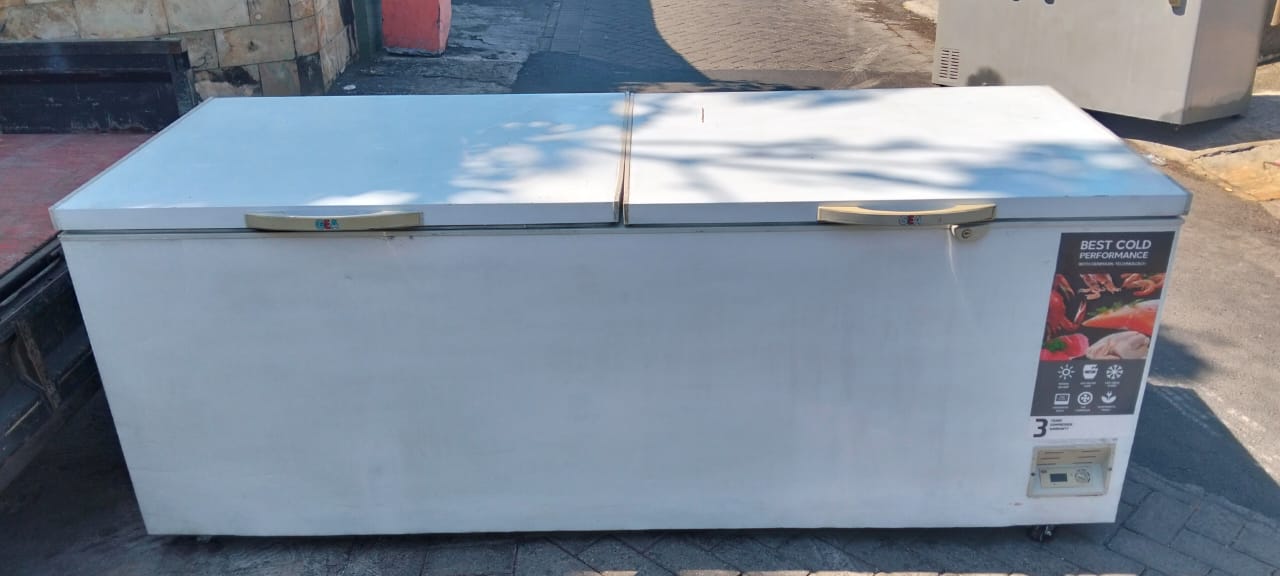 Chest freezer bekas Surabaya 1200 liter harga 7 juta - tampak depan