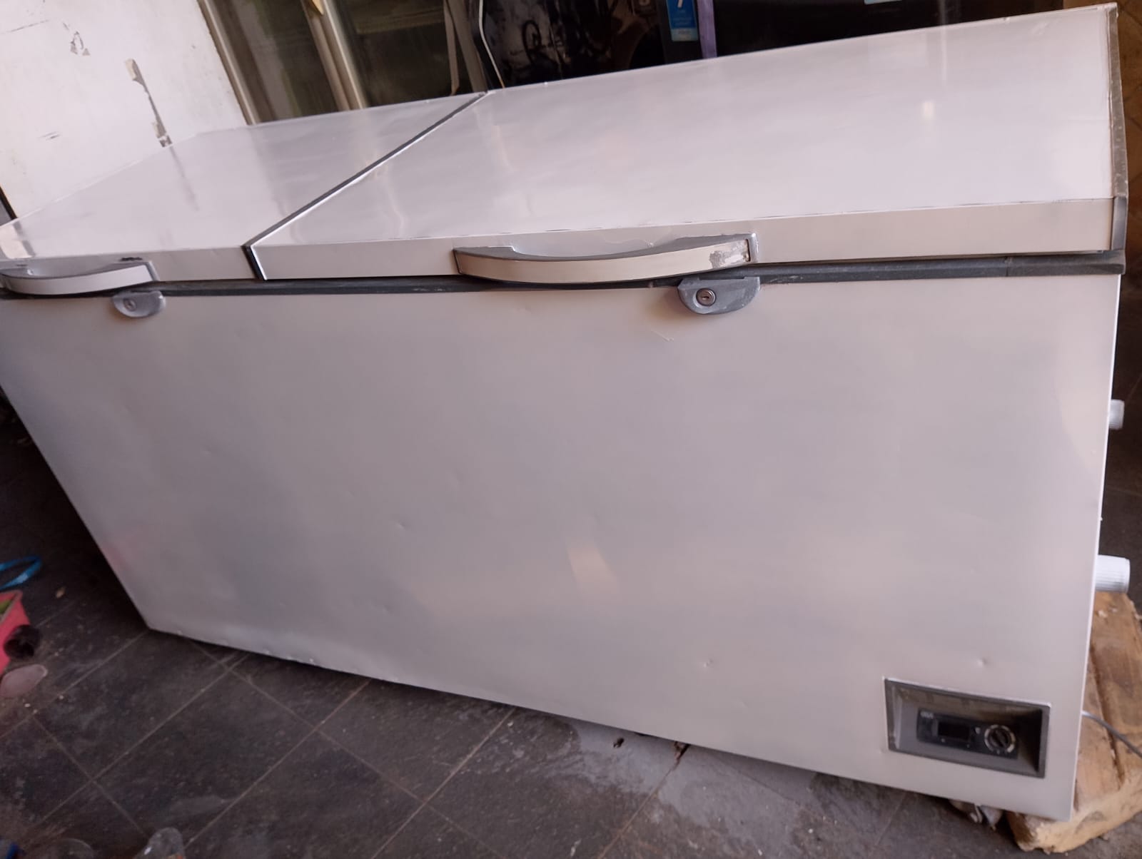 Chest freezer bekas Surabaya 600 liter harga 4 juta - tampak depan