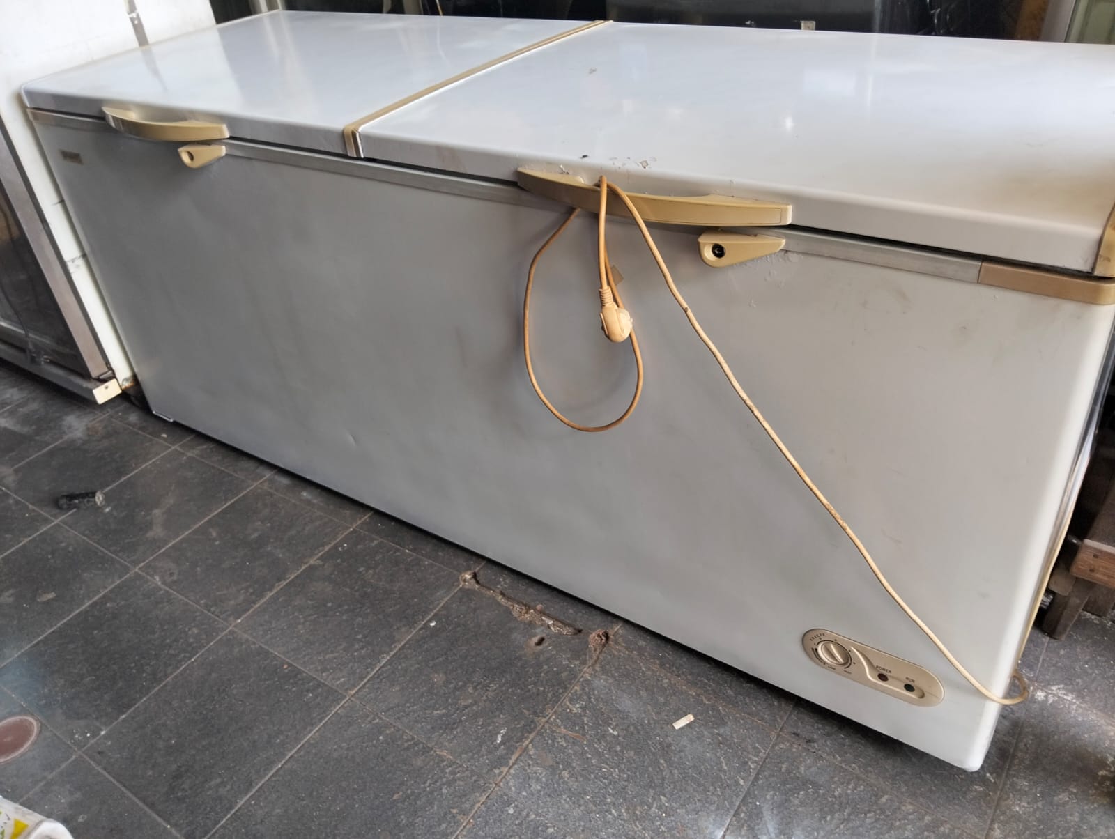 Freezer box GEA 600 bekas Surabaya bagian dalam