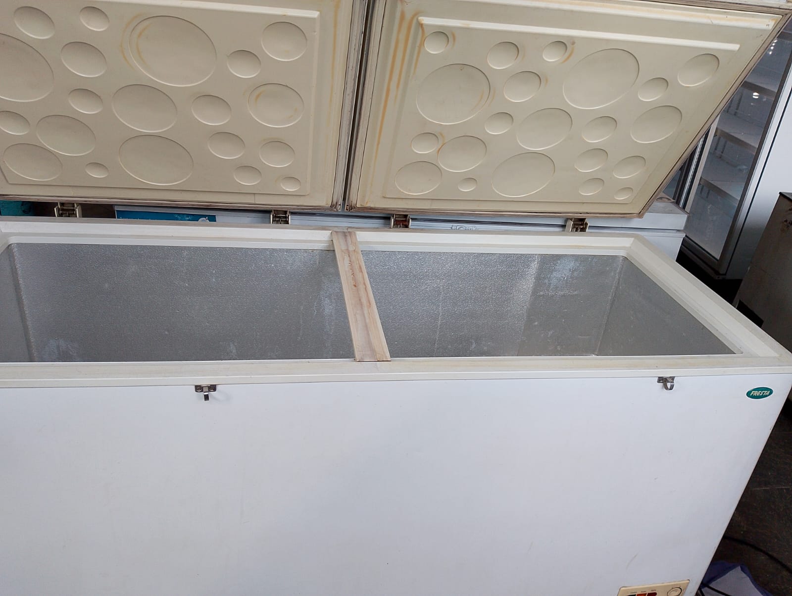 Foto 2 freezer Fresta bekas 600 liter Surabaya