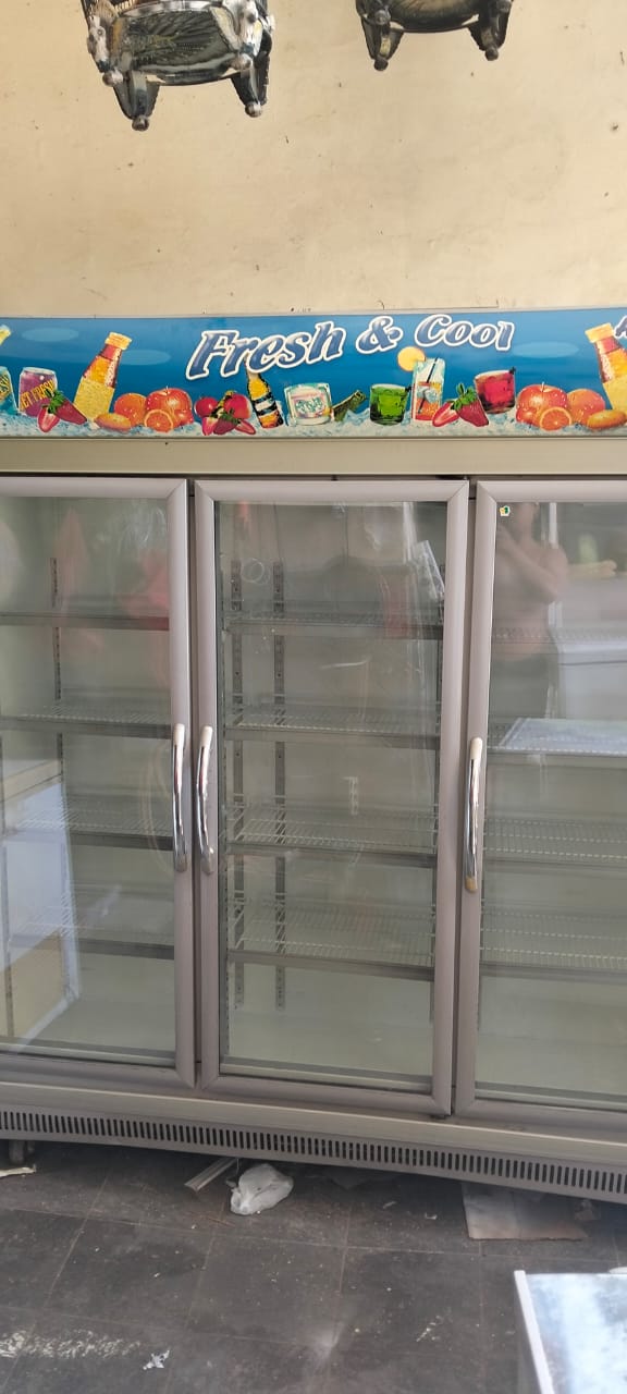 Showcase cooler 3 pintu kaca bekas Surabaya, dijual oleh umikfreezer.com